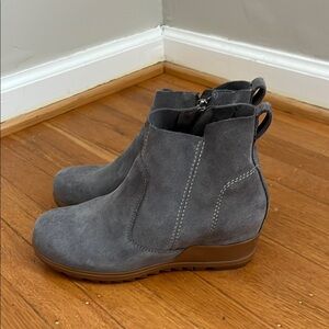 Sorel waterproof suede boots. Grey. Size 9. Excellent used condition. $50